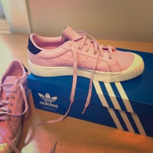 Women’s pink Everyn adidas sneaker. Size 9 US